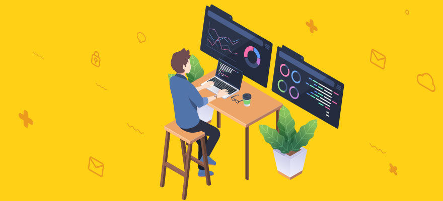 programador com seus computador de dois monitores programando
